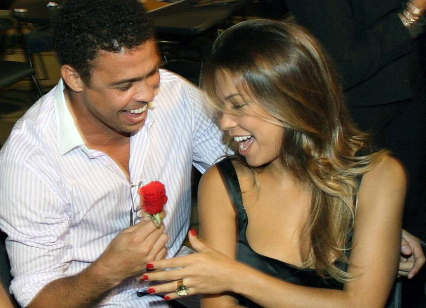 Ronaldo, il 29 giugno 2007 con la fidanzata Maria Beatriz Antony (Afp)